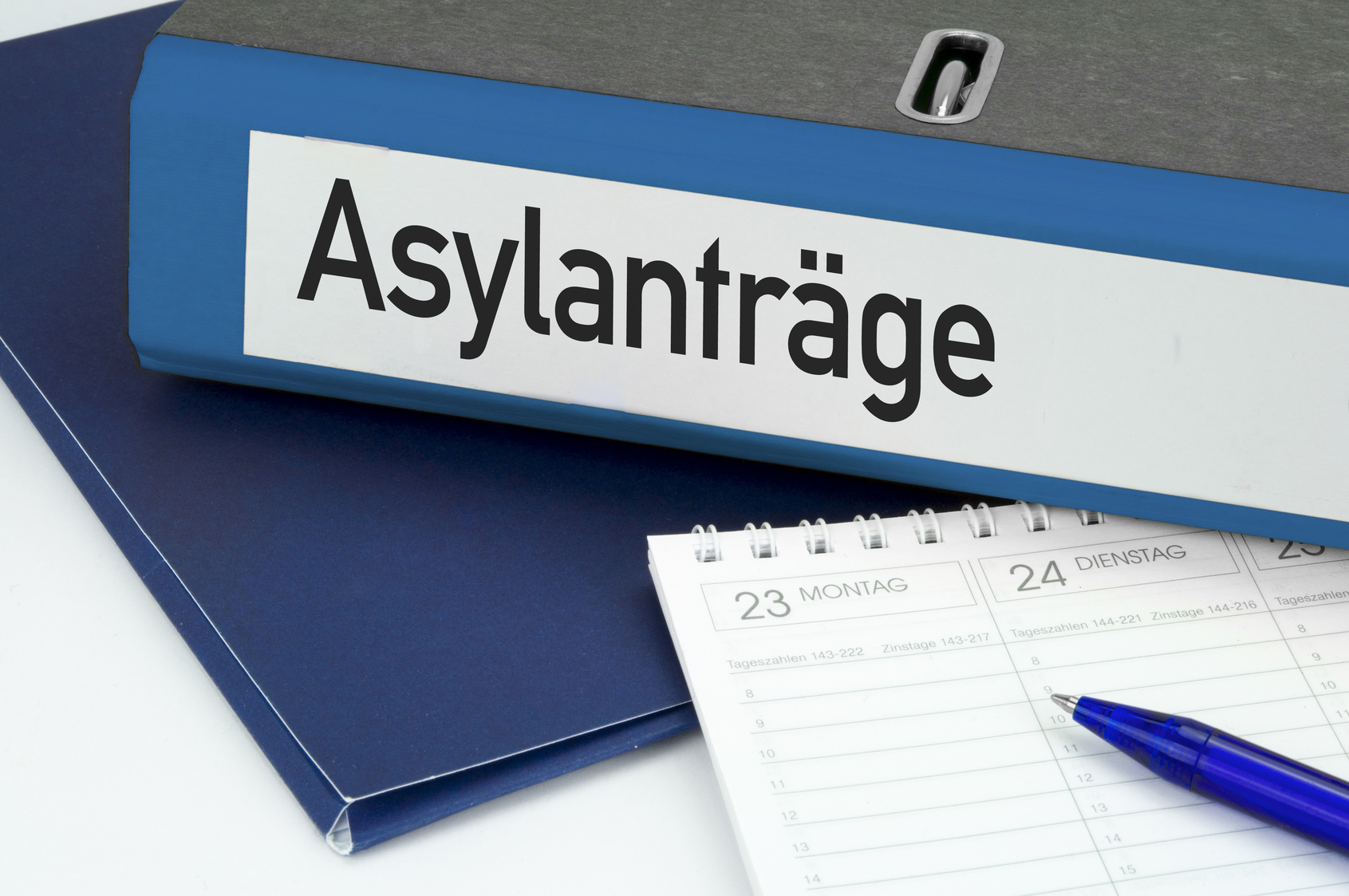 Welche Voraussetzungen müssen Flüchtlinge erfüllen, um in Deutschland arbeiten zu dürfen? Es sind zahlreiche Hürden zu nehmen.